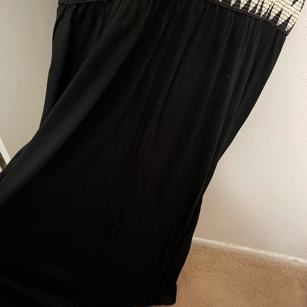 Elegant Black Maxi Dress with White Accents - Picture 8 of 10